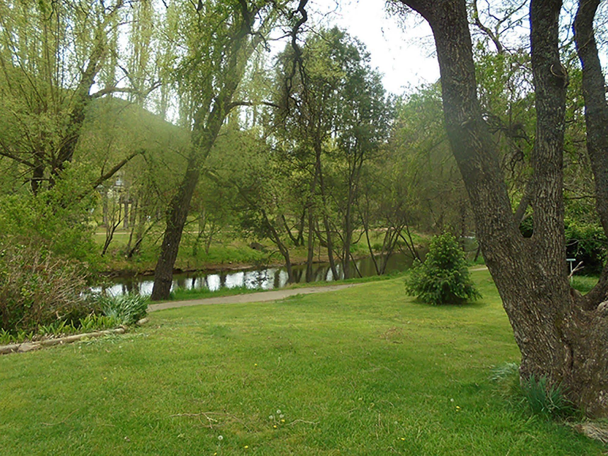 Riverbank Park Motel Брайт Екстер'єр фото